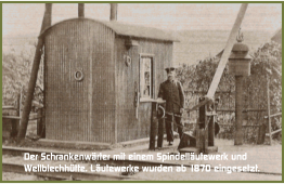 Der Schrankenwärter mit einem Spindelläutewerk und  Wellblechhütte. Läutewerke wurden ab 1870 eingesetzt.